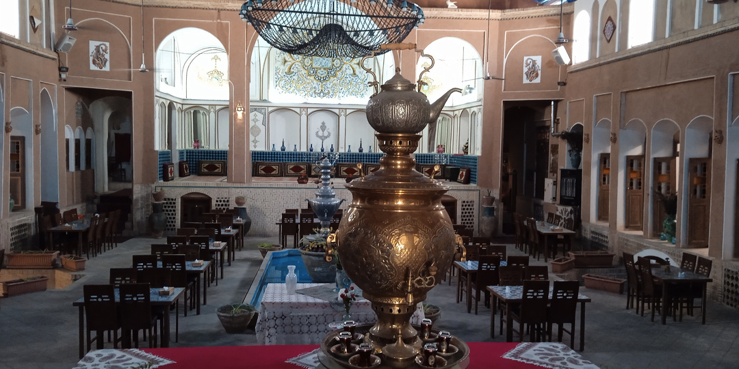 Официант не верблюд: плюнет в тарелку, не заметишь. Инструкция: как не выбесить работников ресторана.