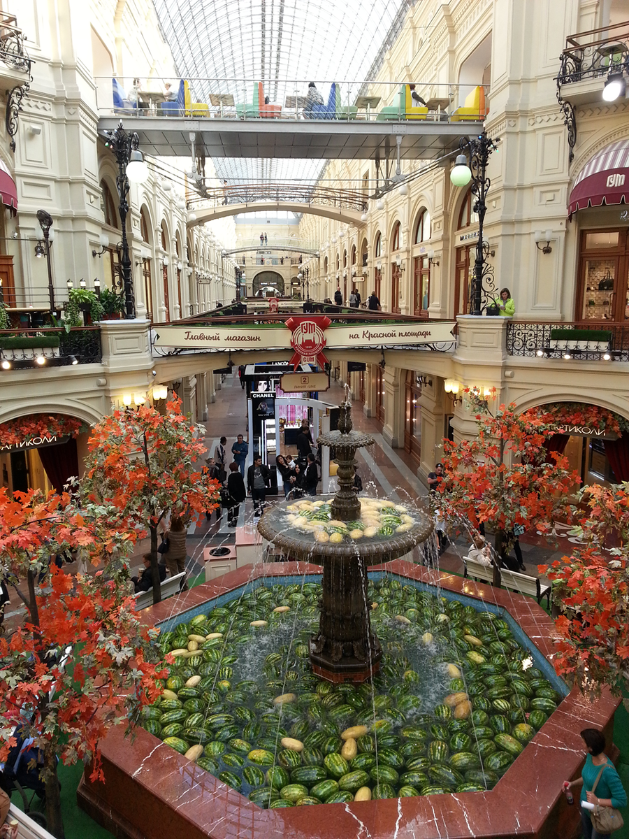 В ГУМе в любое время года нарядно и красиво.