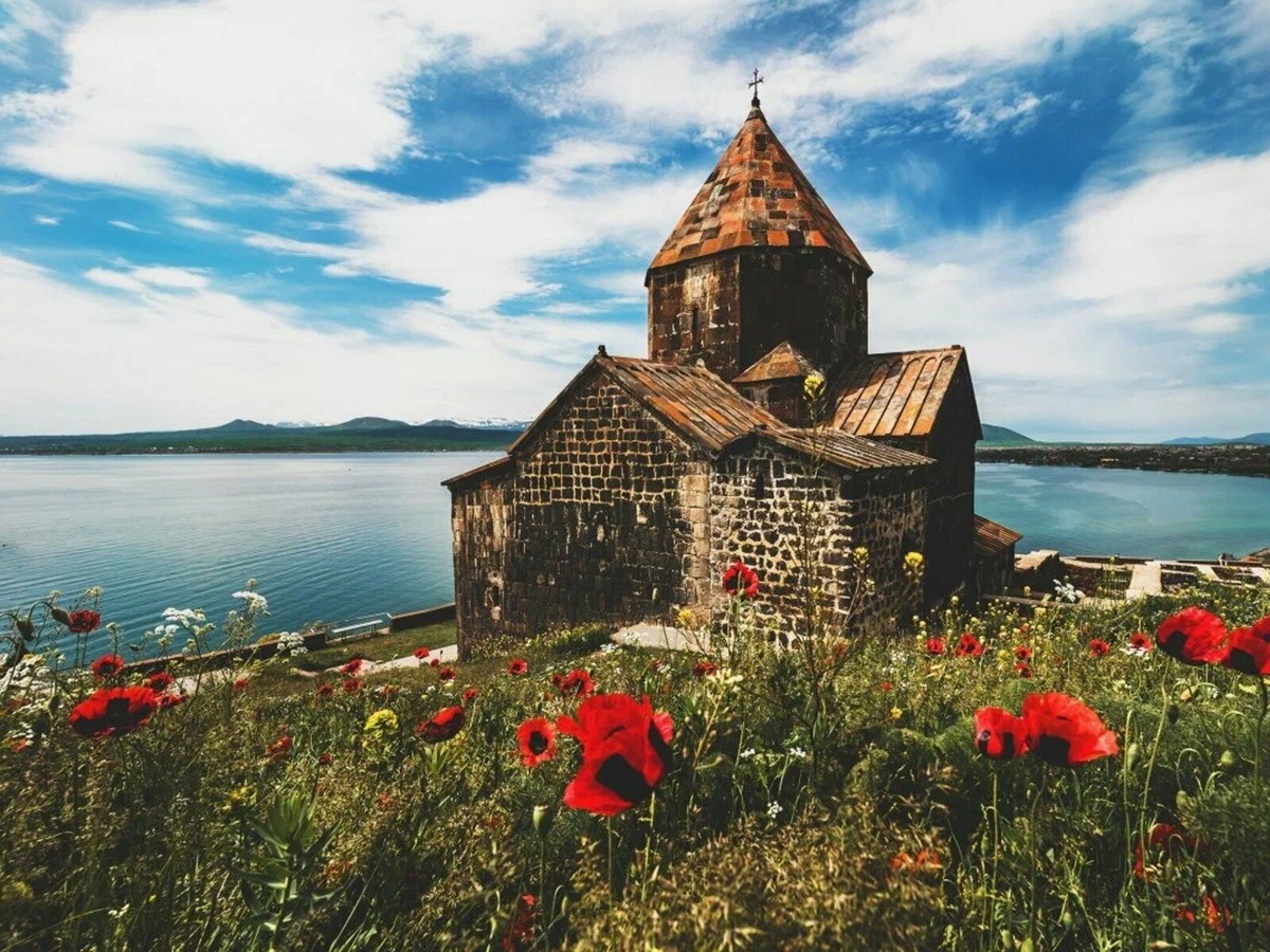    Озеро Севан и монастырь Севанаванк. Источник фото: guidego.ru.