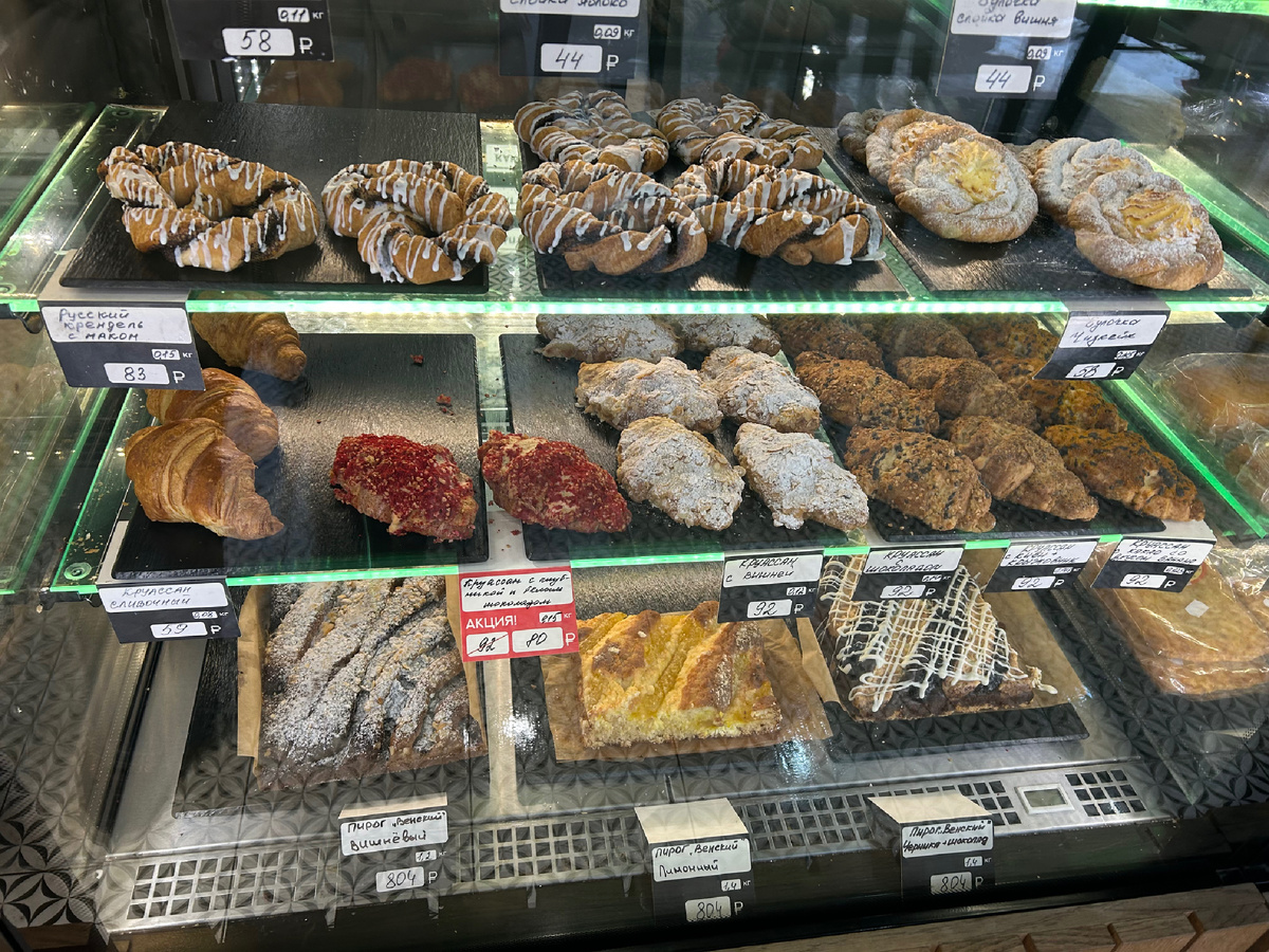 Круассаны по акции видны сразу.