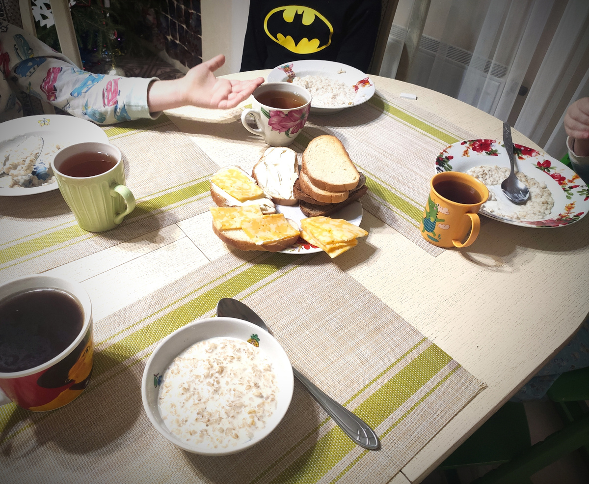 Завтрак: овсяная каша чай с бутербродами.