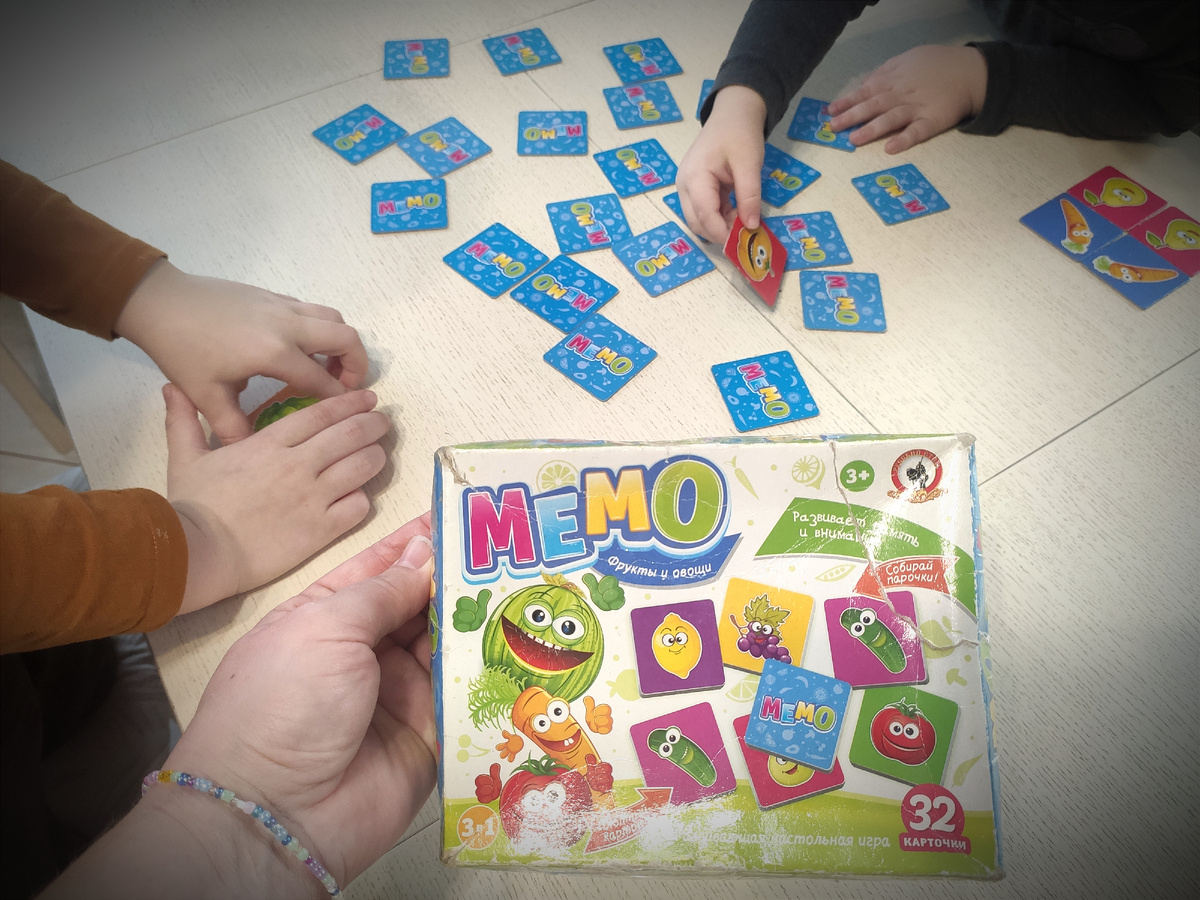 Со старшими хорошо уже играть в различные игры. А вот если играем и с самым маленьким, то нужно терпение.... Старшие могут психовать, что он что-то не то делает, а он же ещё маленький (3 года). А играть хочет со всеми. Объясняю им, что чем быстрей мы ему всё объясним, тем быстрее он научится. Но споров иногда не получается избежать 😁