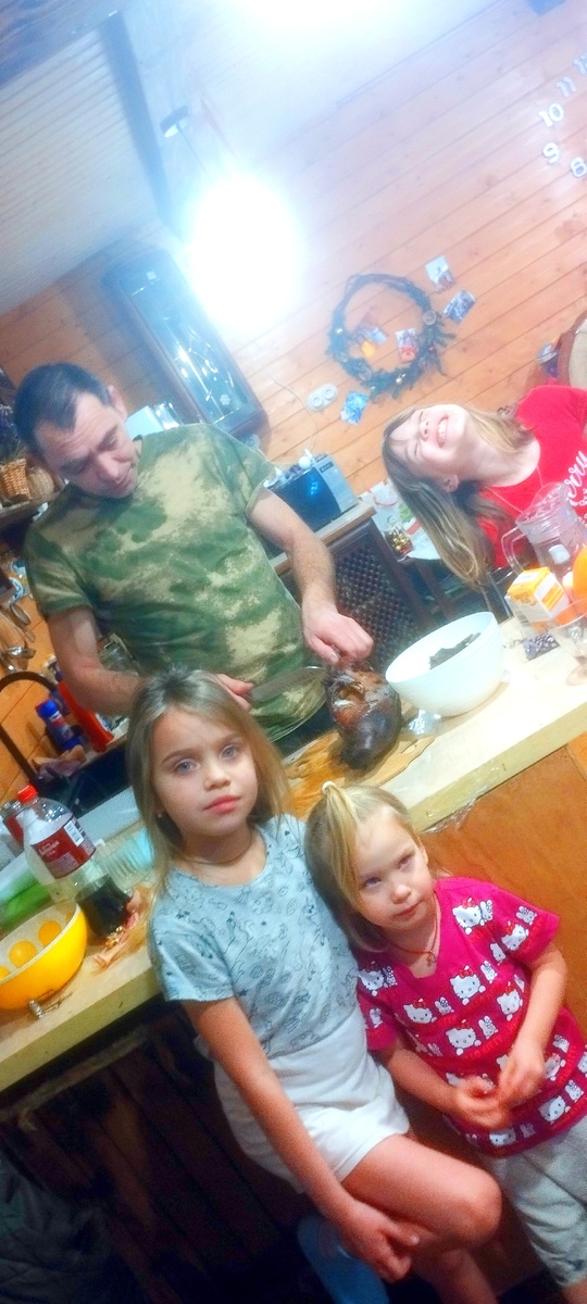 9-го, муж разделывает гуся. Все, включая Ивашу, бодры и веселы.