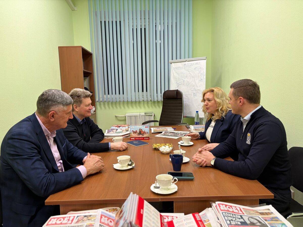 Праздничное чаепитие Суркова и Возияновой с основателем и генеральным директором газеты  "МОЁ!"