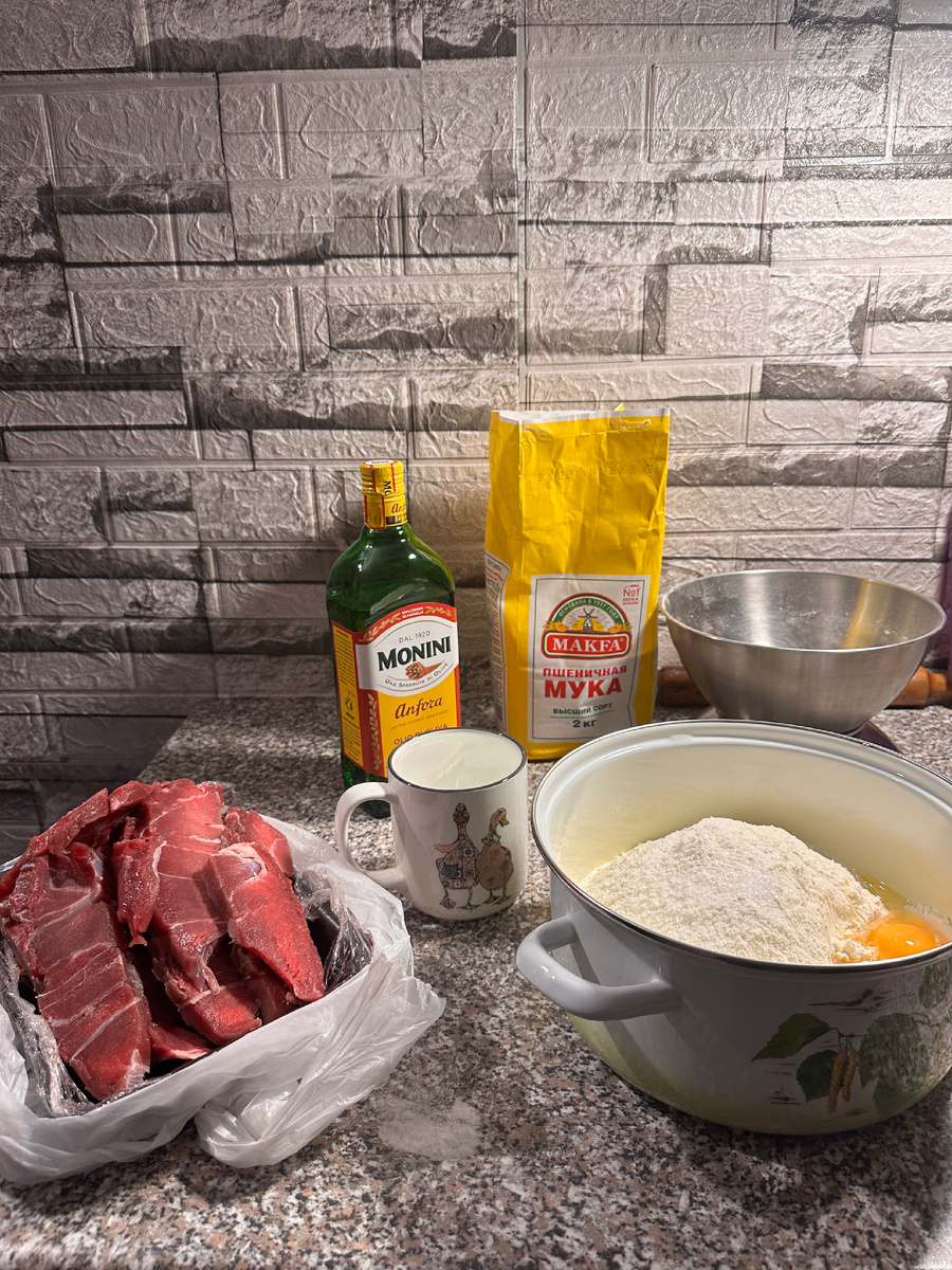 Для любителей больших размеров ,мант гостевой 😀
Решила приготовить один большой мант с рубленным мясом и картошкой .

Тесто :
1 кг муки
500 мл ледяной воды 
Соль -1 ст.л
1 яйцо 
1 ст.л масла 

Начинка :
Говядина 
Картошка 
Лук 
Масло 
Соль
Черный перец