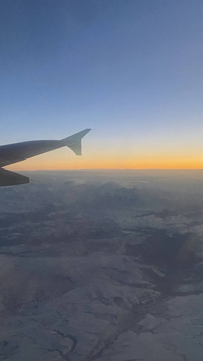 Фото автора канала! Под крылом самолета Эльбрус!