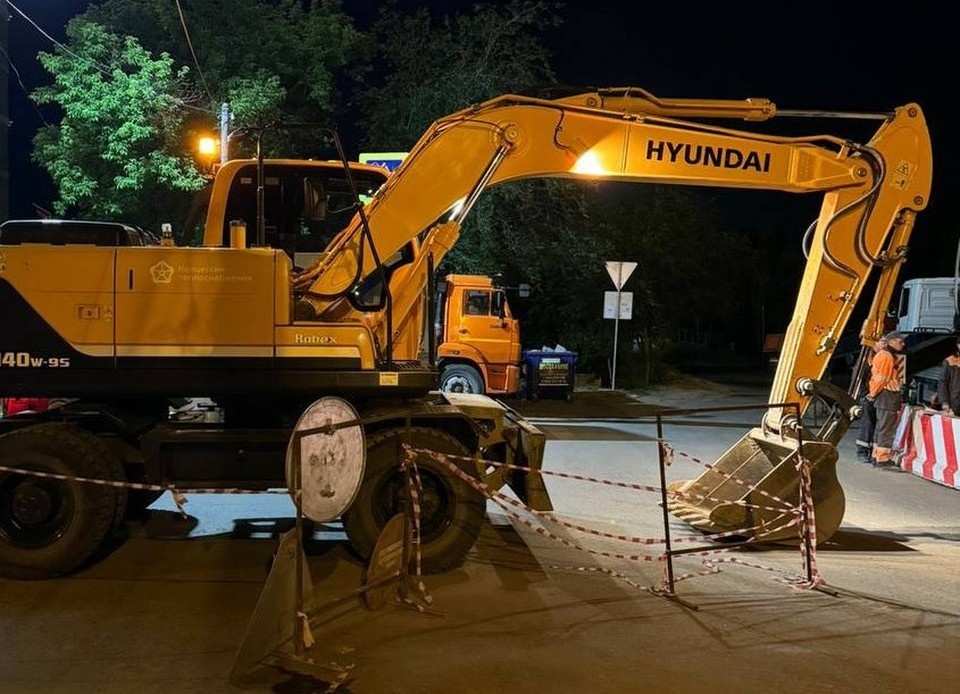    Спецтехника и рабочие на месте. Фото из архива "КВ".