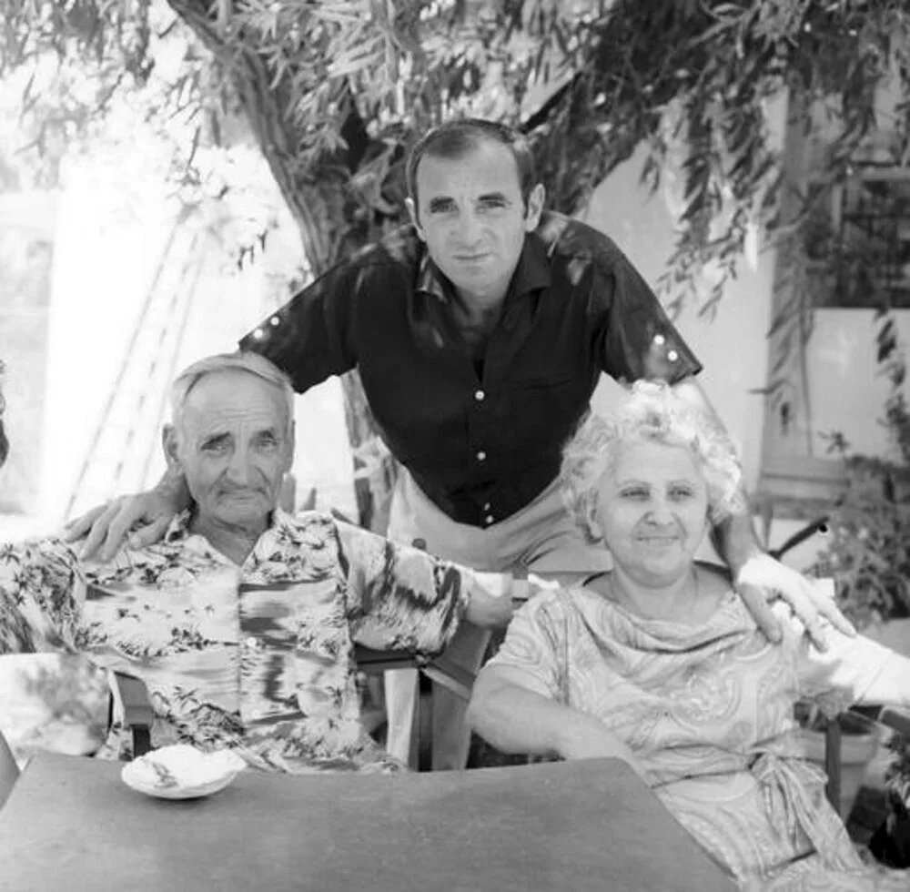   Шарль Азнавур с родителями – Мишей и Кнар, 1964. Источник фото: alamy.com.