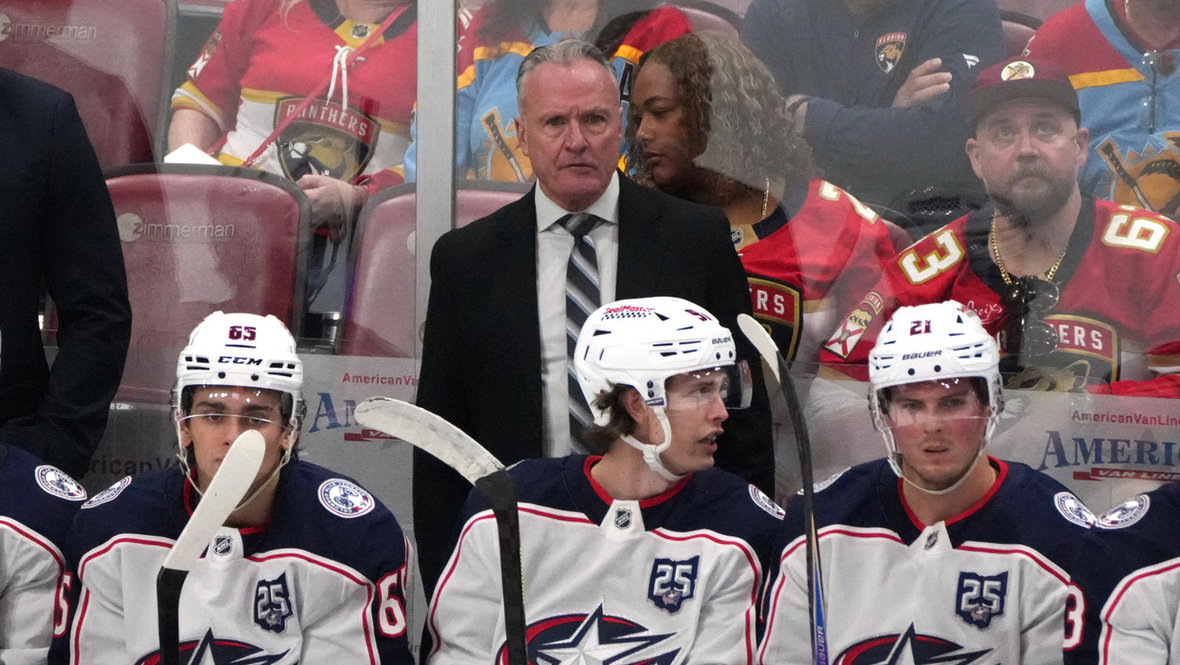    Бывший главный тренер «Коламбуса» Дин Эвасон (в центре).Imagn Images USA Today Sports