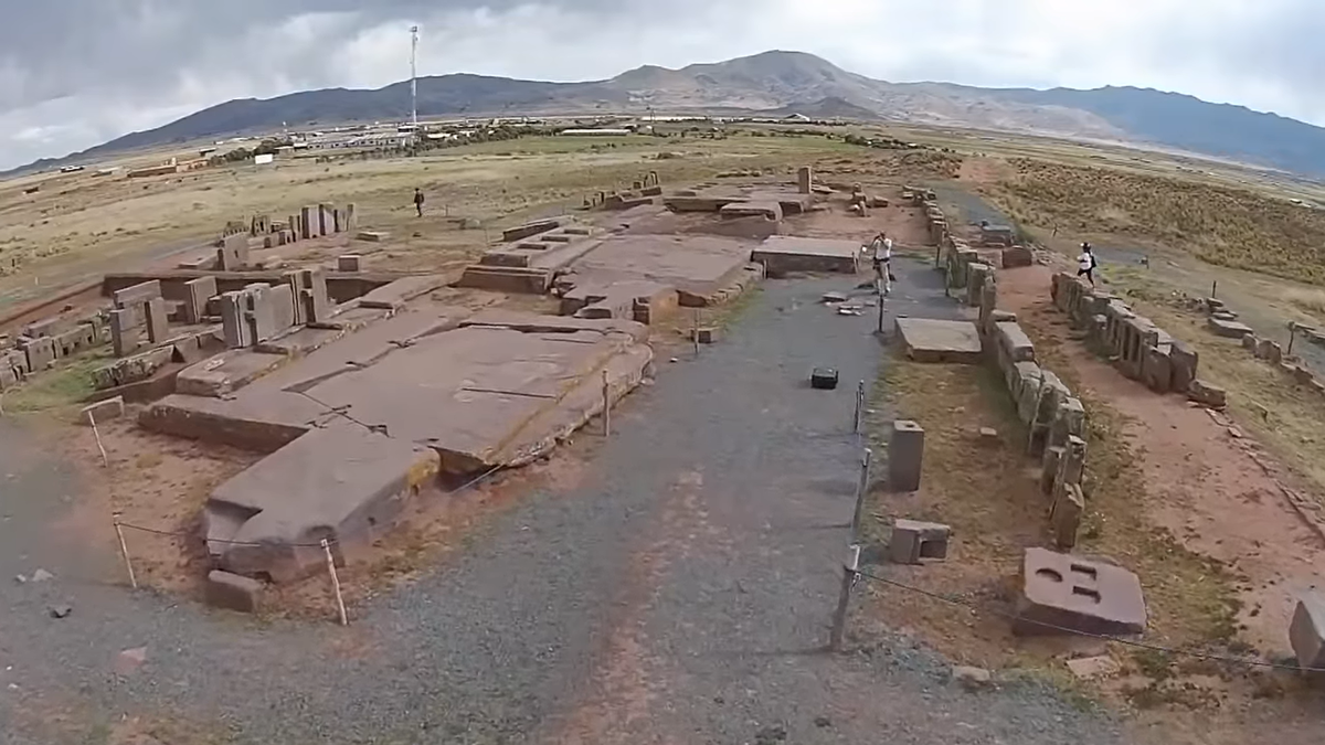 Платформы из песчаника в Пума-Пунку. Скрин из видео Б. Фоерстера «Полёт над Тиуанако и Пума-Пунку», ссылка: https://yandex.ru/video/preview/74746147294454914