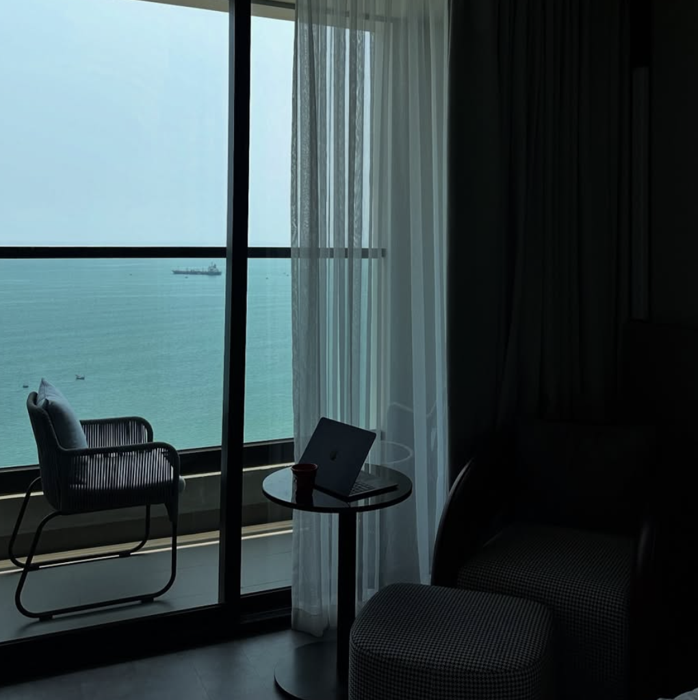 Radisson Red, в котором мы оказались, тк фото с отеля с букинга, который я изначально бронила, не совпало с реальностью и нужно было найти 100% вариант ночью.. сеточные отели в таких случаях всегда выручают!