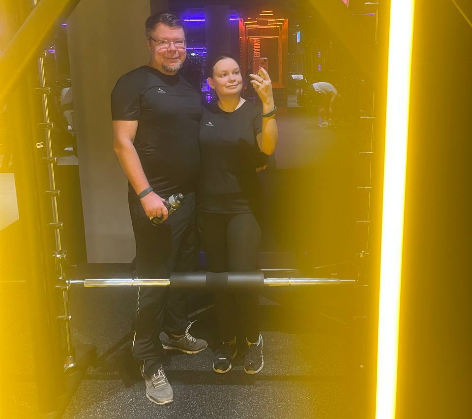 С мужем дали друг другу слово-цель, что в этом году будем каждую неделю минимум три раза ходить в зал. И даже на неделе каникул начали и три раза сходили, прогоняя прошлогодний оливье. А сегодня была первая тренировка с персональным тренером. Мне оч больно после нее, а Лехе просто больно. Ну, не сдаемся...