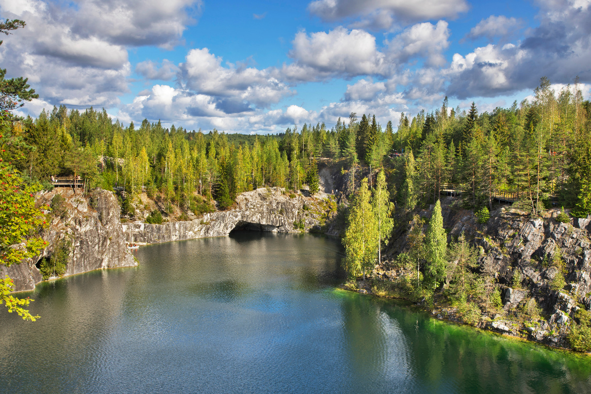 Мраморный карьер в горном парке «Рускеала», Карелия, Россия. Источник: Shutterstock