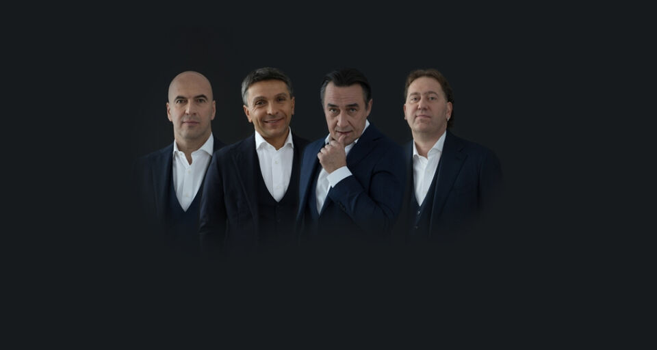  Театральная сцена с актёрами в костюмах