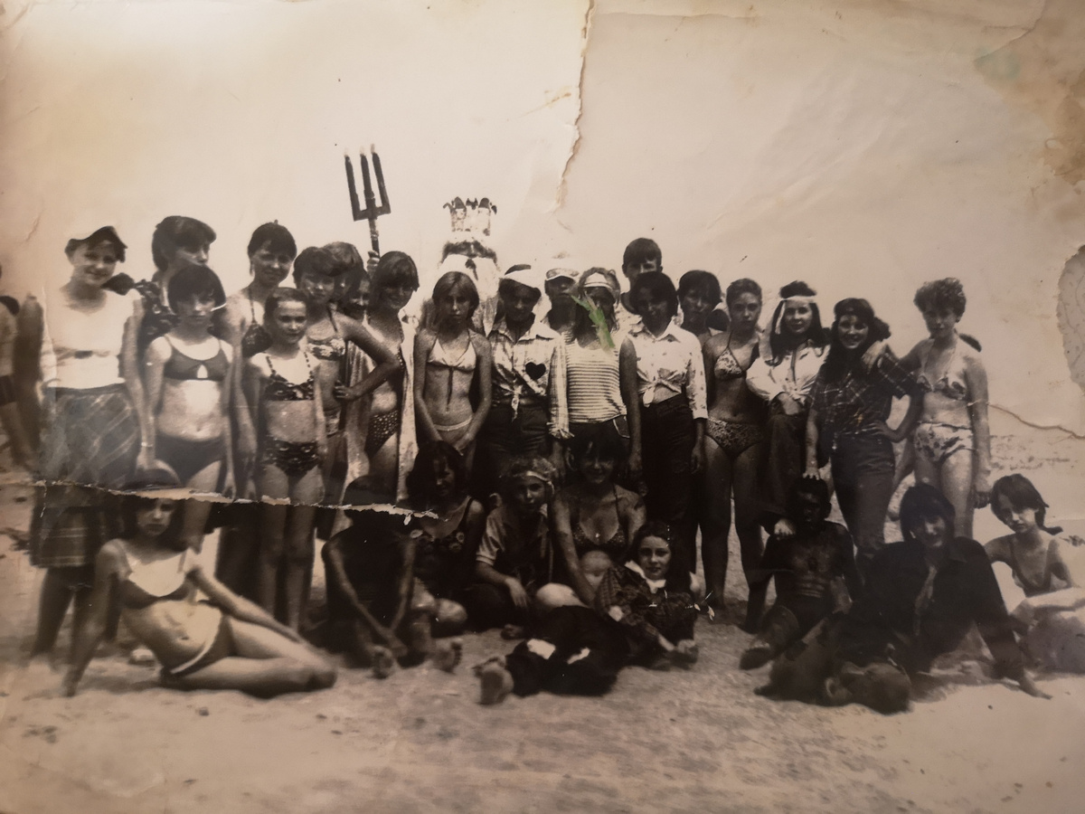 Старое порванные фото того лагеря, где мы были всю месте с девочкой, из-за которой я уходила из дома