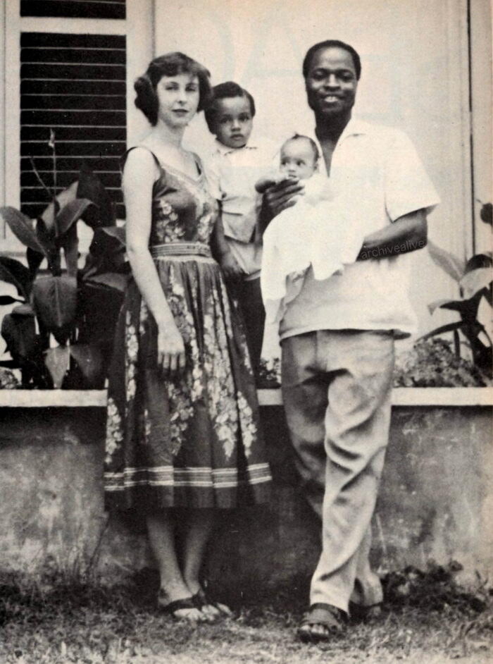 Шаде на руках у своего отца вместе со своей матерью и братом в 1959 году.