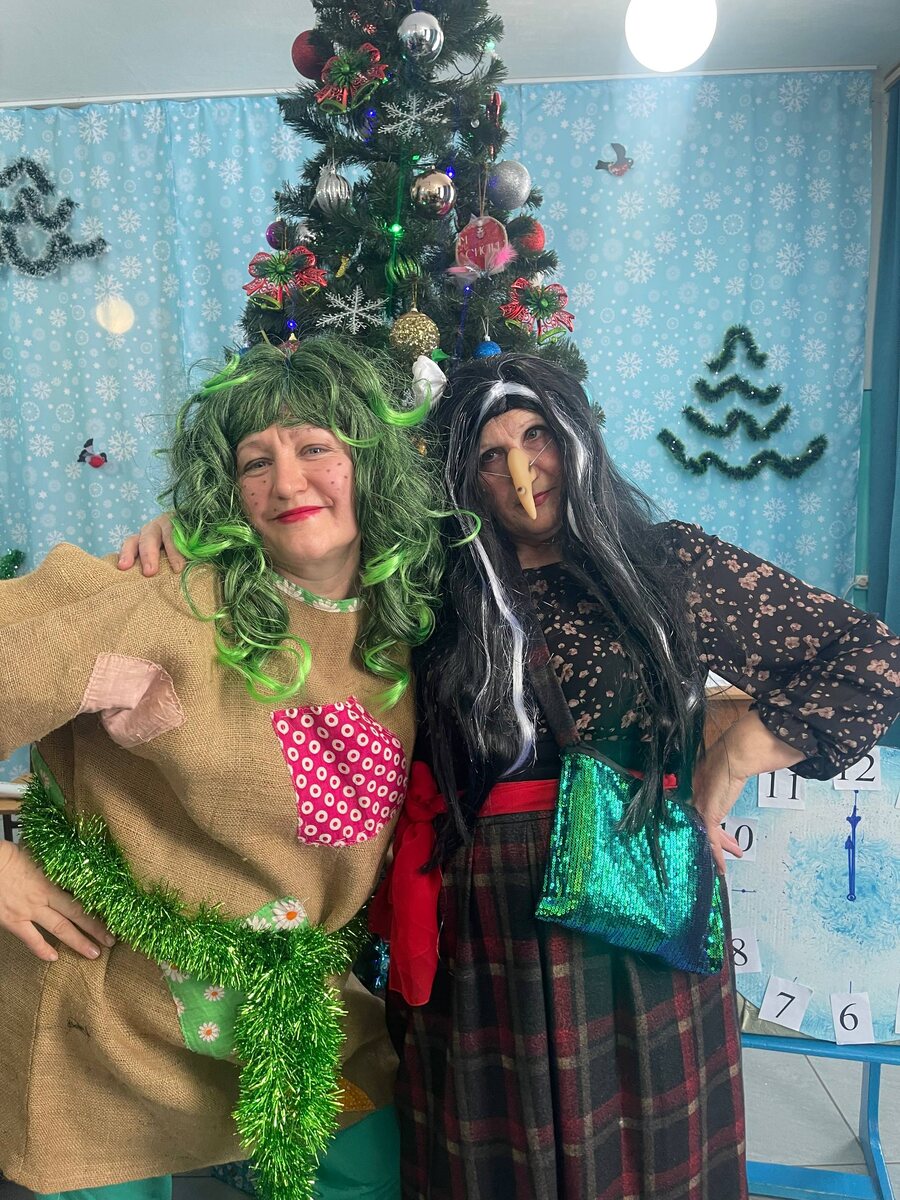 Это мы с коллегой на новогоднем утреннике в школе. Вот так нам запросто можно было бы идти колядовать 😂