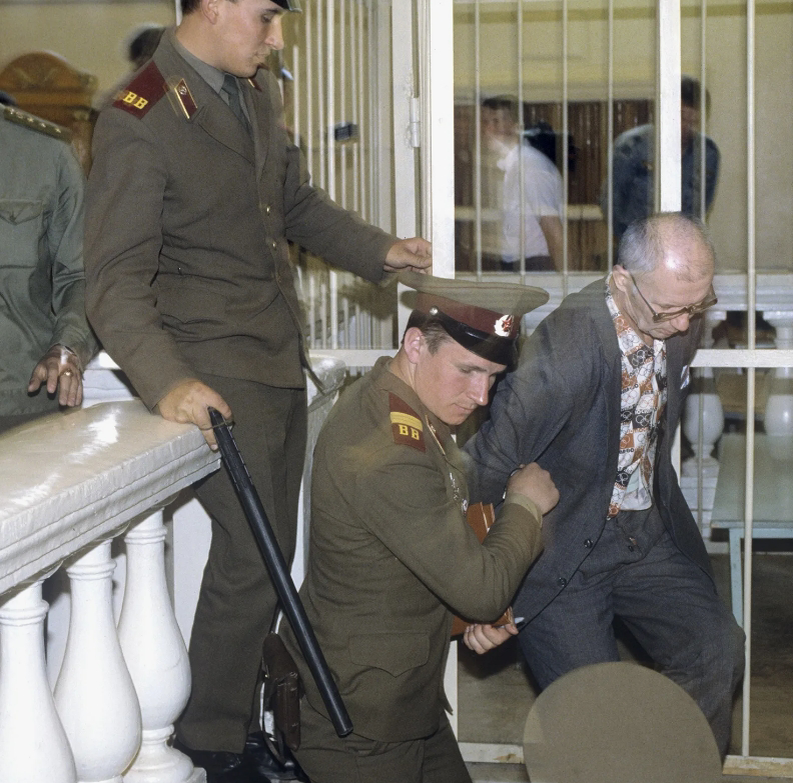 Чикатило выводят из здания суда 
