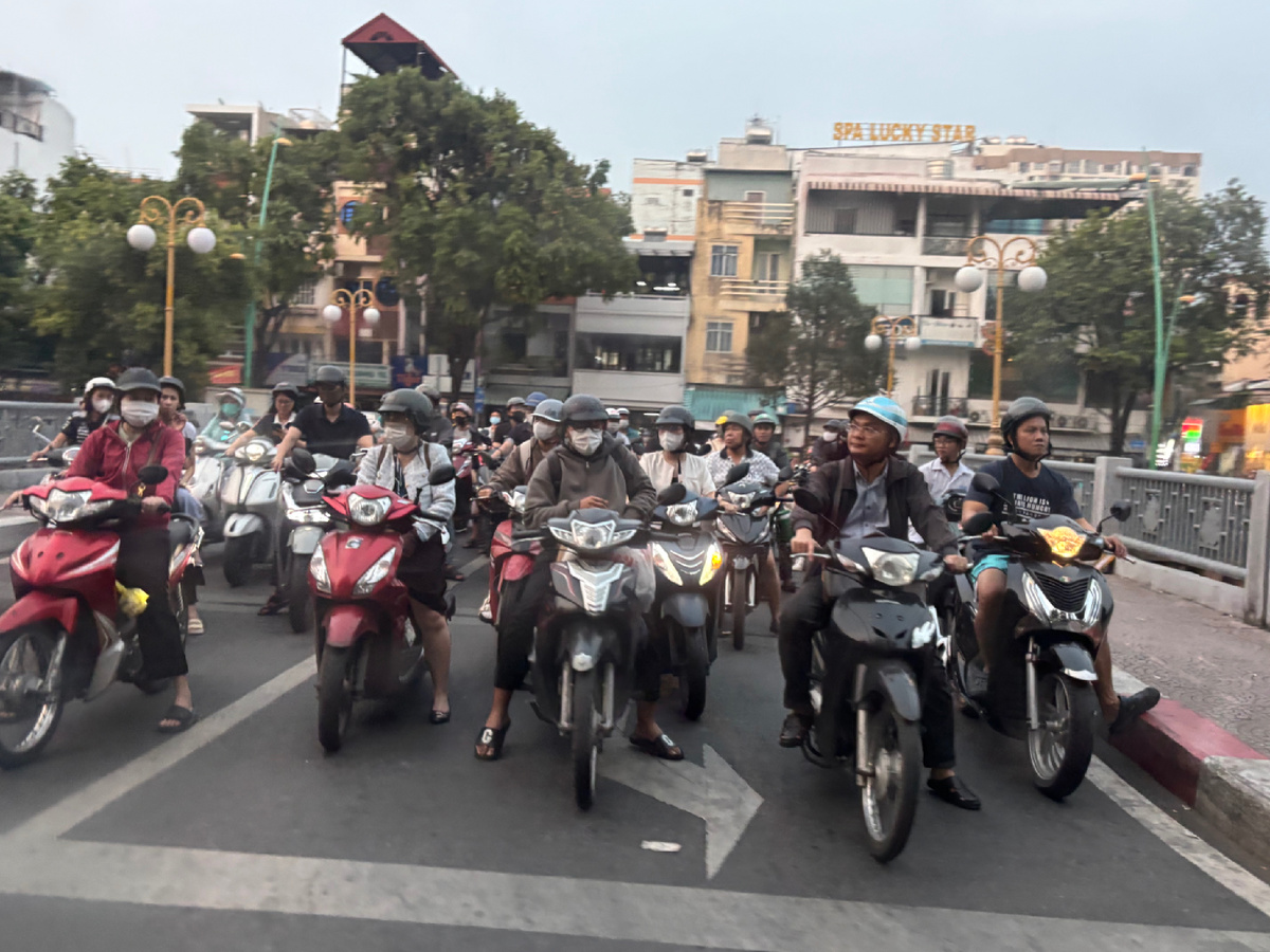 Так выглядит обычный вечер в Хошимине — движение как живой организм