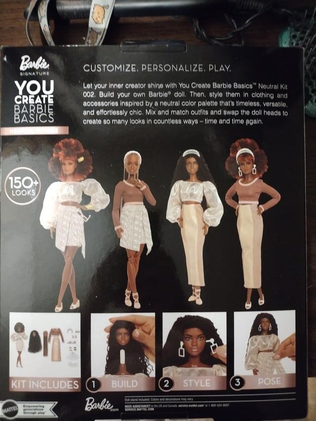 Barbie Basics 2 волна - чего-то я совсем запуталась, тут вот 4 куклы, но у четвёртой та же причёска, что у первой, хотя молд явно другой. А на коробке Элль гораздо симпатичнее и с другим макияжем, может, это разные скинтоны? Но почему те же косички. 