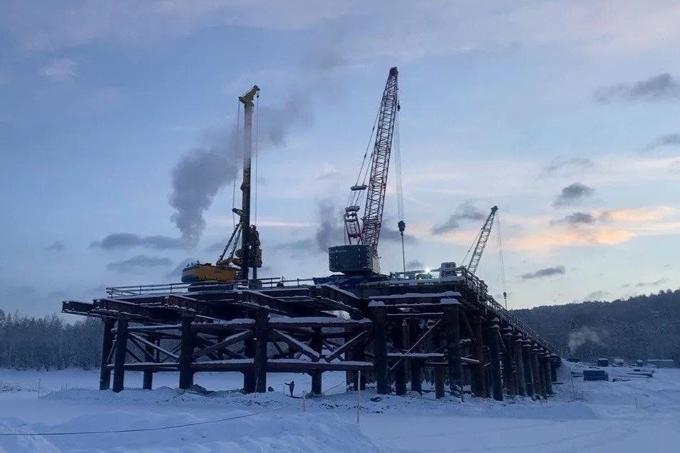 Панорама строительства в Бодайбо. Чтобы построить дорогу на "большую землю", сначала пришлось возвести этот временный мост прямо посреди реки