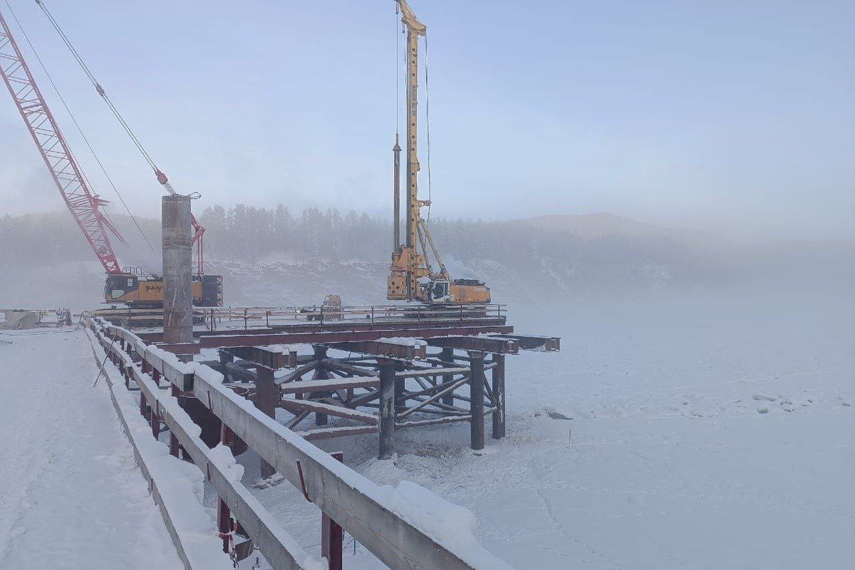 Главное действующее лицо стройки: буровая установка желтого цвета