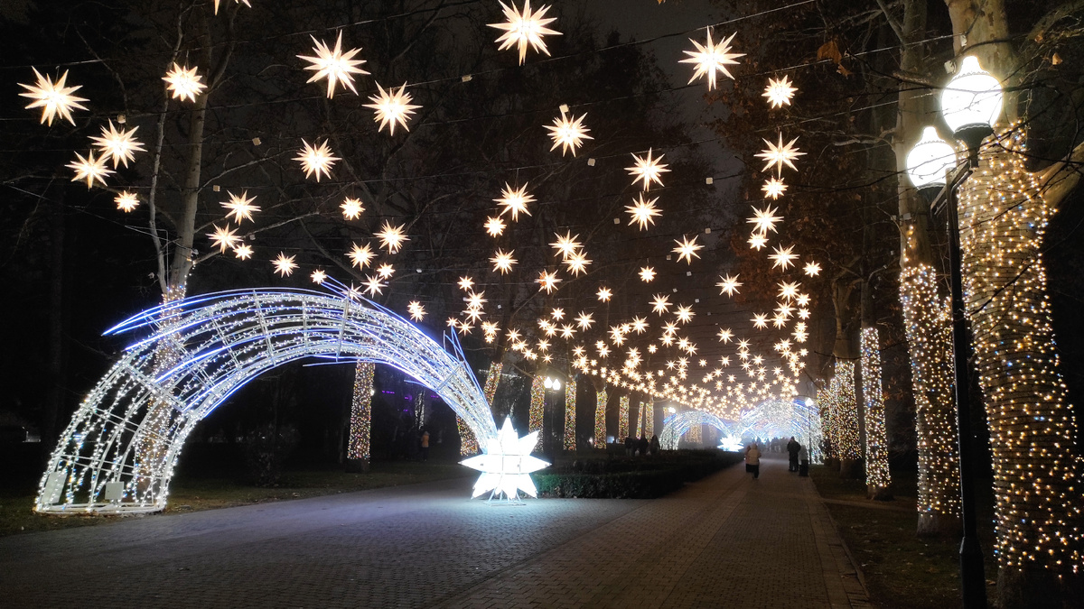 Море гирлянд на улице Красной в Краснодаре. Фото: Кирилл Полиенко / Polienko: путешествуем вдвоём