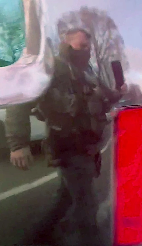 Отражение агента Джонатана Росса (признан убившим Гуд) на задней части кузова автомобиля Гуд