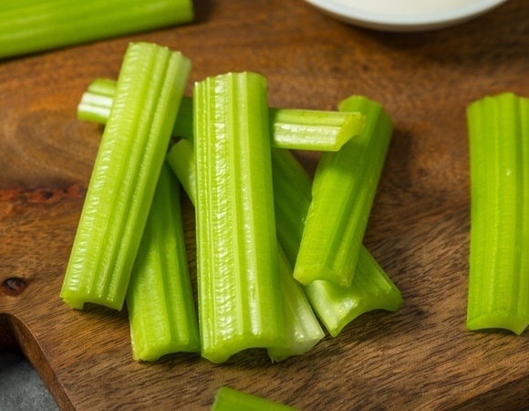 Нужно ли чистить сельдерей от волокон? Эксперт рассказал, как разобраться с жестким овощем