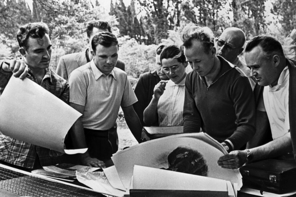    Сергей Королёв (справа), летчик-космонавт СССР Юрий Гагарин (второй слева) с супругой Валентиной, советский скульптор Григорий Постников (справа), член первого отряда космонавтов СССР Алексей Леонов и товарищи рассматривают эскизы портретов первого космонавта мира, 1961 год. Фото: РИА Новости