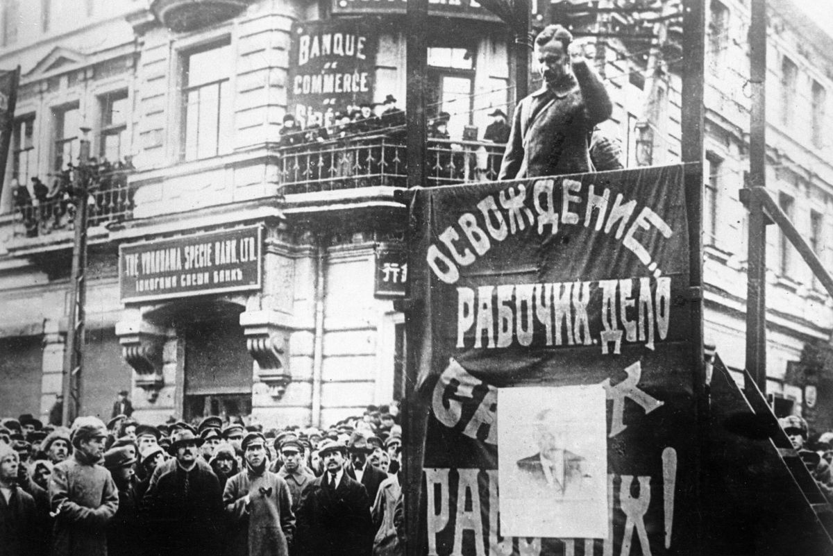   Главнокомандующий войсками НРА Дальневосточной республики Иероним Уборевич выступает на митинге, посвященном освобождению Приморья. / РИА Новости