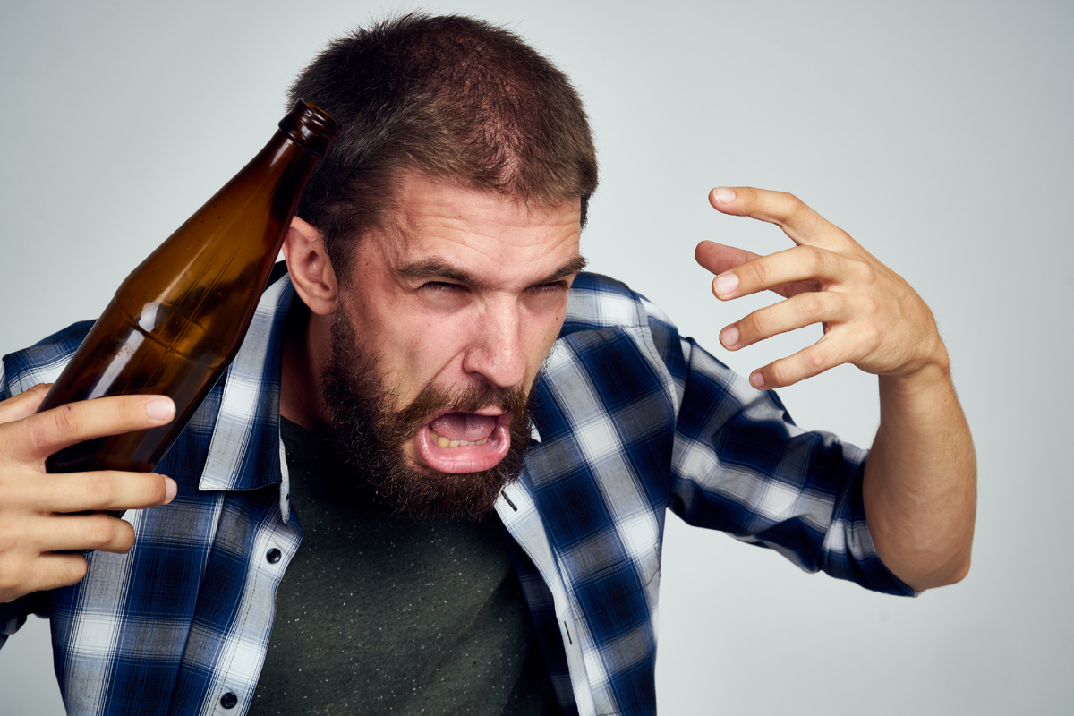 Белая горячка после запоя: симптомы и что делать близким (источник изображения: freepik.com)