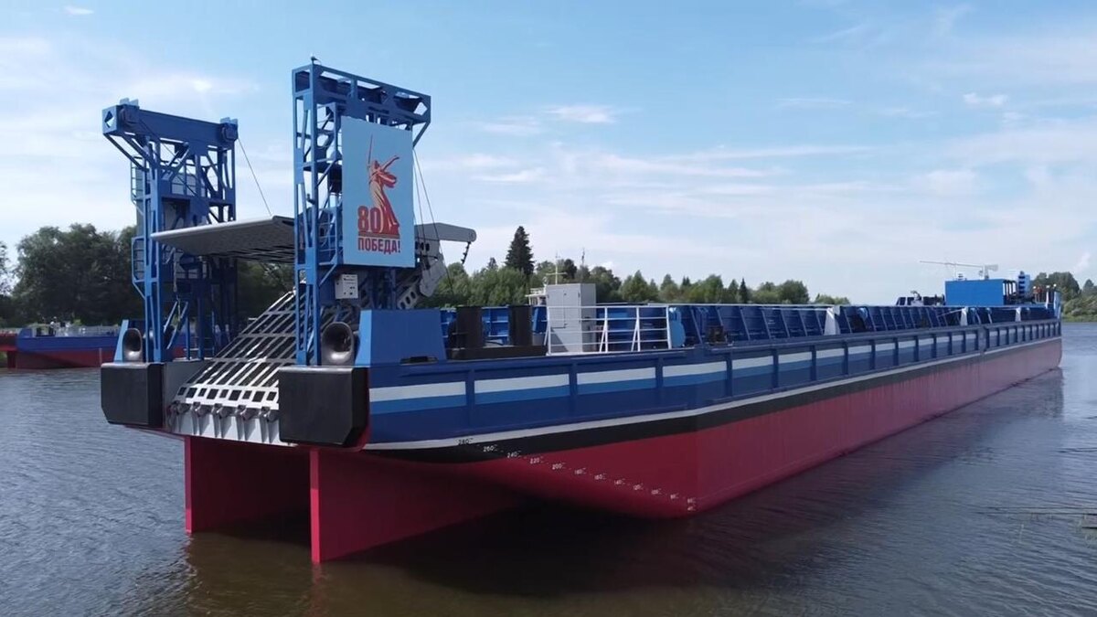 Баржа-площадка УТК 3003 грузоподъемностью 2500 тонн после спуска со стапеля / Фото: ООО "Р-Транс ТК"  📷
