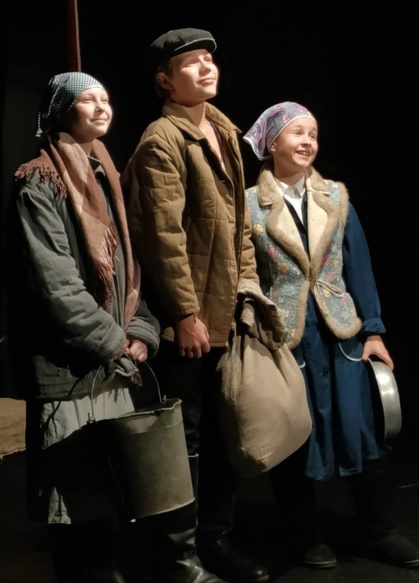    Фрагмент спектакля "Же-ребята". Школьники, сыгравшие роли работников конезавода, где родился жеребенок Василек. Фото - архив театра-студии "Дуэт" (Петербург).