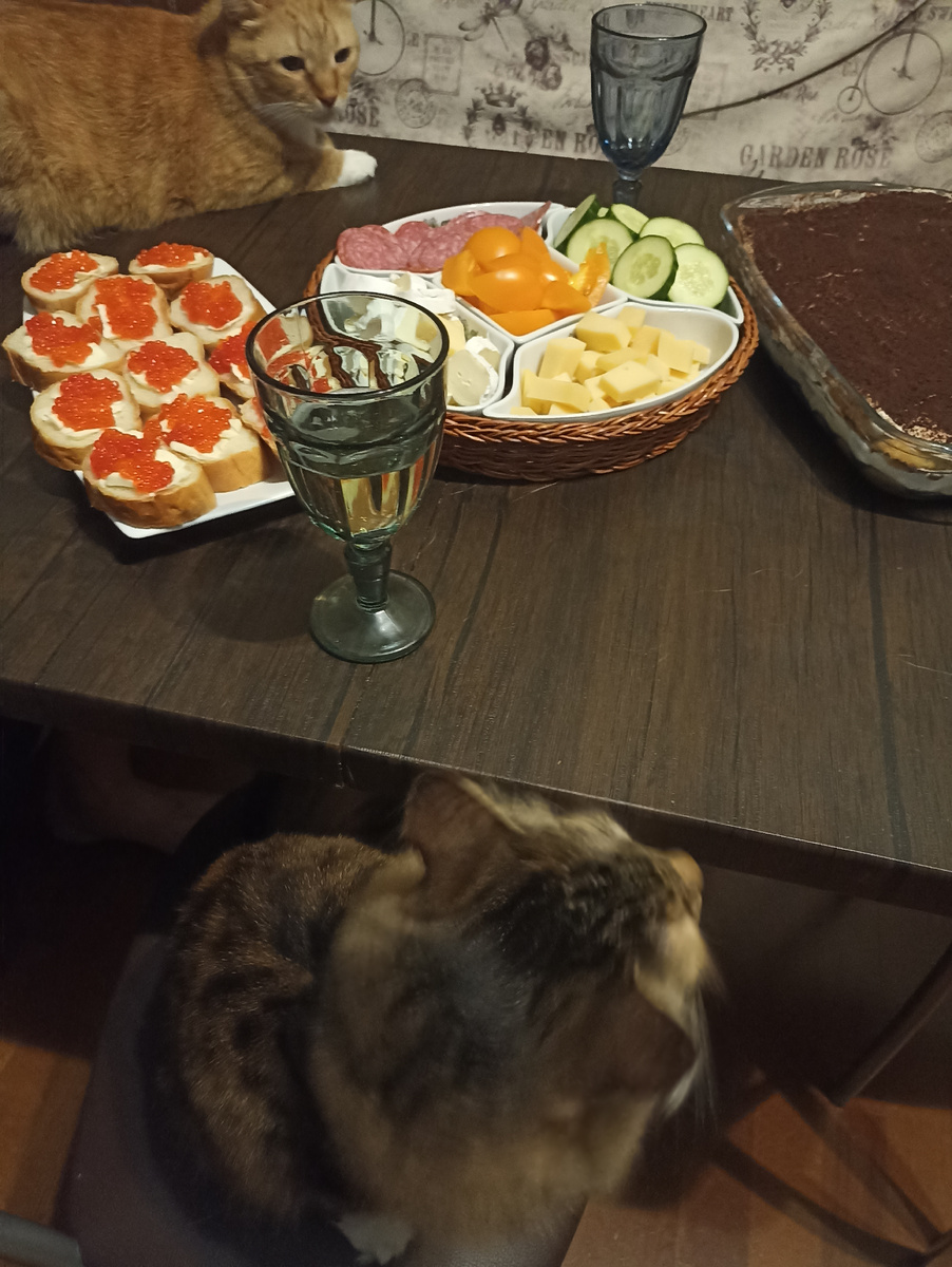 Главное украшение стола- котофеи!)) 