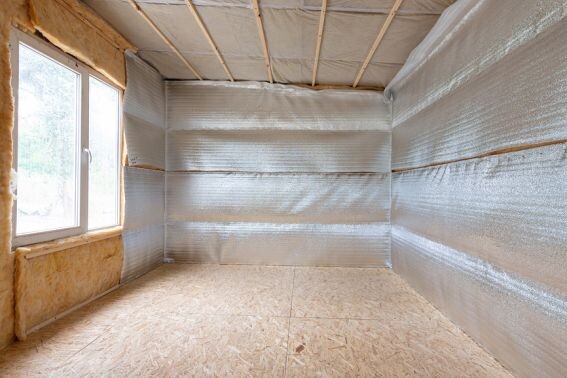 Вот примерно так осуществляется пароизоляция стен дома. Замечу только - снаружи пароизоляция никогда не применяется, потому что пар в стены снаружи в стены по природным причинам не заходит никогда