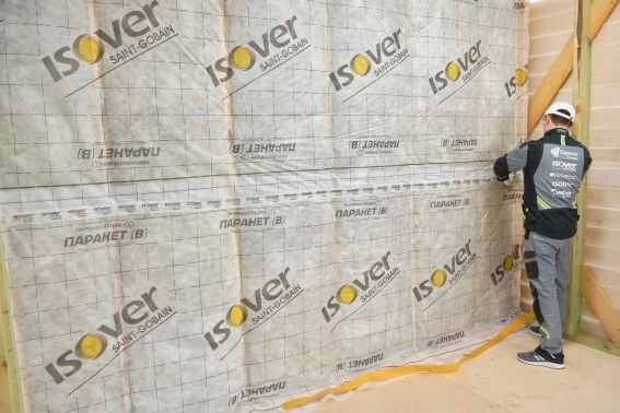 Так выглядит "пароизоляция", и угадайте с трёх раз - а если вылить на нее ведро воды - она пройдёт в стену, или нет?