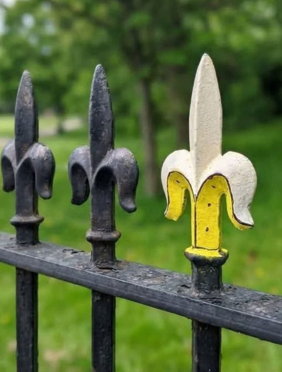 Детали ограды похожие на банан; ♦ https://www.facebook.com/groups/590702515255484/posts/1399911921001202/