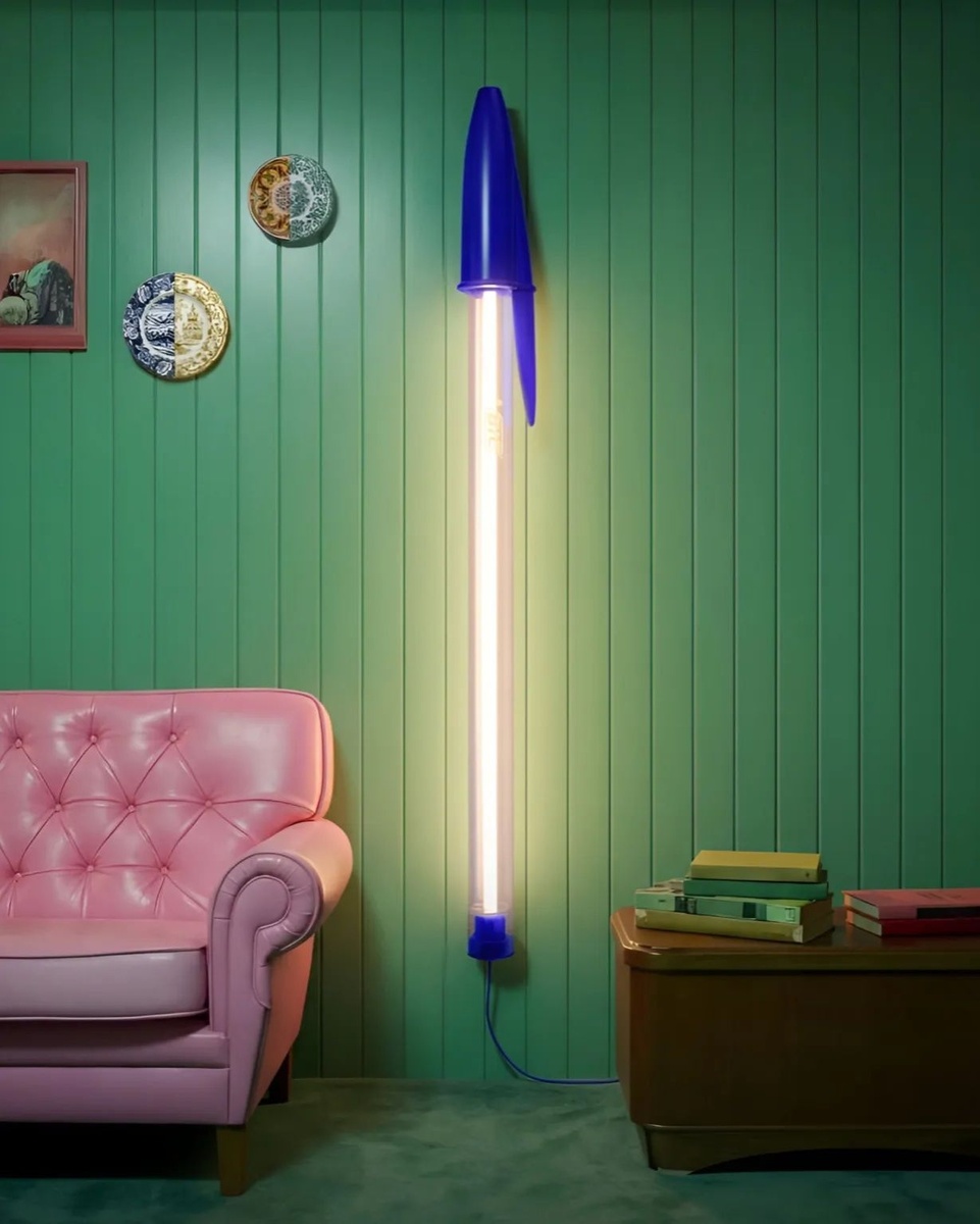 Люминисцентная лампа освещения похожая на авторучку с синим колпачком; Лампа принимает форму другого объекта, но от этого не перестает быть лампой; Лампа приобретает форму авторучки; Изменение формы лампы не меняет ее существенных признаков быть лампой (освещать помещение); ♦ https://www.facebook.com/groups/designisfun/posts/770528045440883/