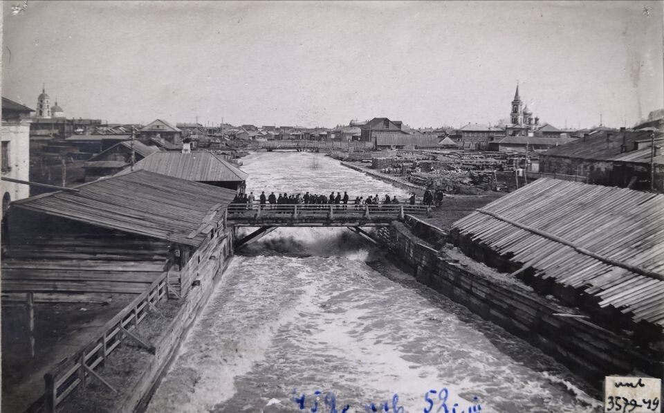    Слив главного шлюза заводского пруда, нач. ХХ в.. Источник: goskatalog.ru, архив АГКМ, Казанский П.А.