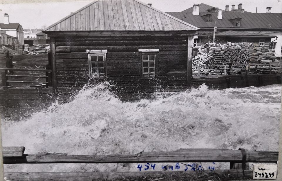    В сливе главного шлюза заводского пруда весной, нач. ХХ в.. Источник: goskatalog.ru, архив АГКМ, Казанский П.А.