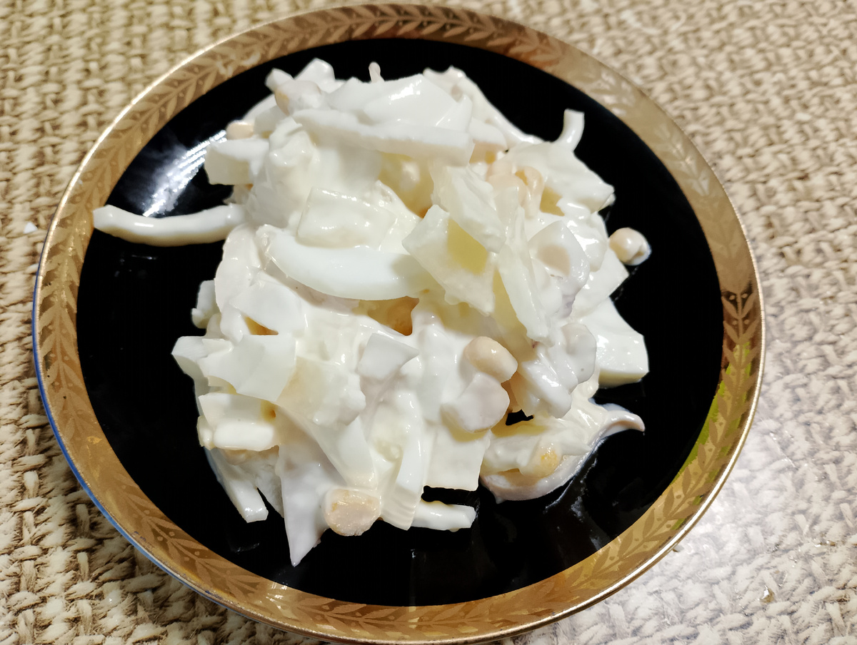 Фото 📷 автора .Салат с кальмарами, ананасами и кукурузой.🌽 🍍