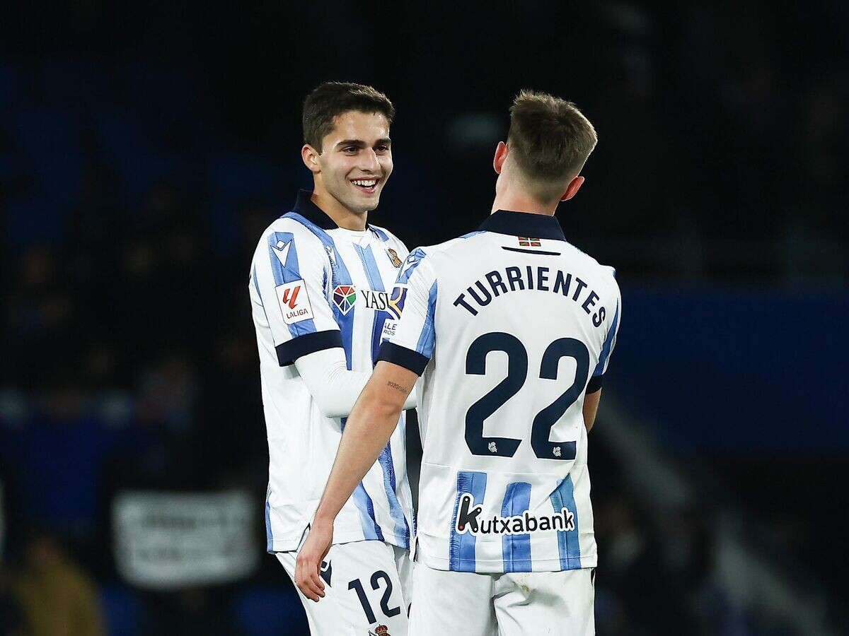    Российский полузащитник "Реал Сосьедад" Арсен Захарян (слева) с партнером (Беньят Туррьентес) | © Фото : Пресс-служба "Реал Сосьедад"