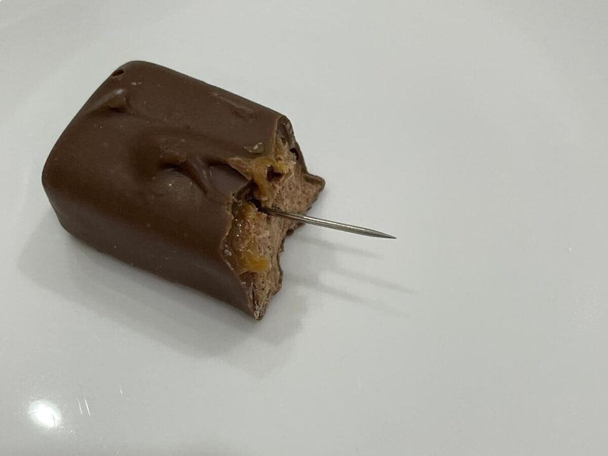    Иголка в шоколадке, приобретенной в магазине в Калуге | © Фото : Евгения Цапенко/ВКонтакте