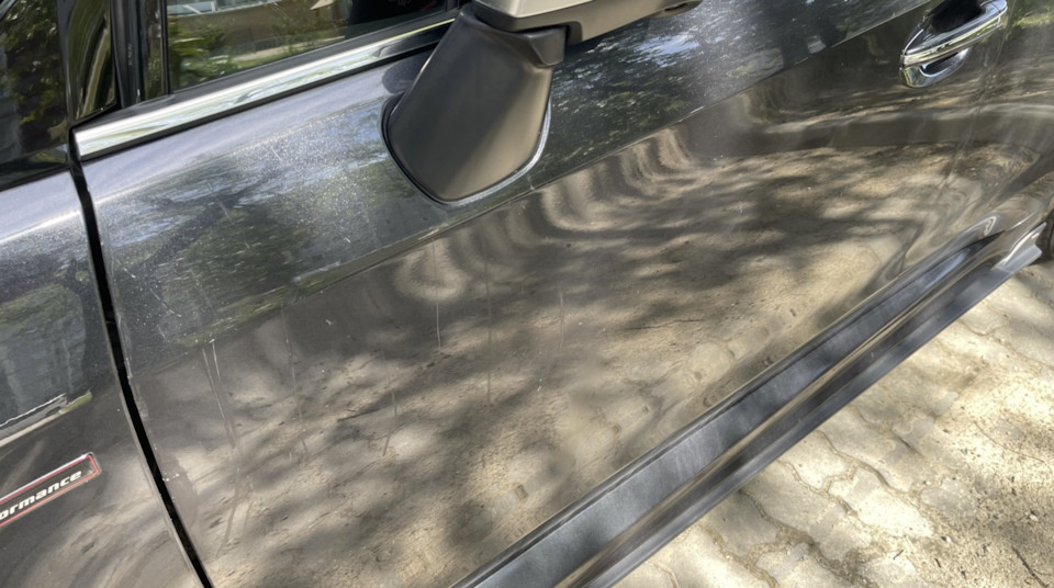 Иначе как по-другому объяснить все эти царапины на двери слева?! Как-будто хвостатик какой от радости прыгал напрямик, стараясь в окошко переднего пассажира запрыгнуть.