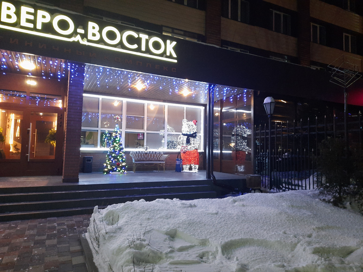 у магазина Магнит-косметик