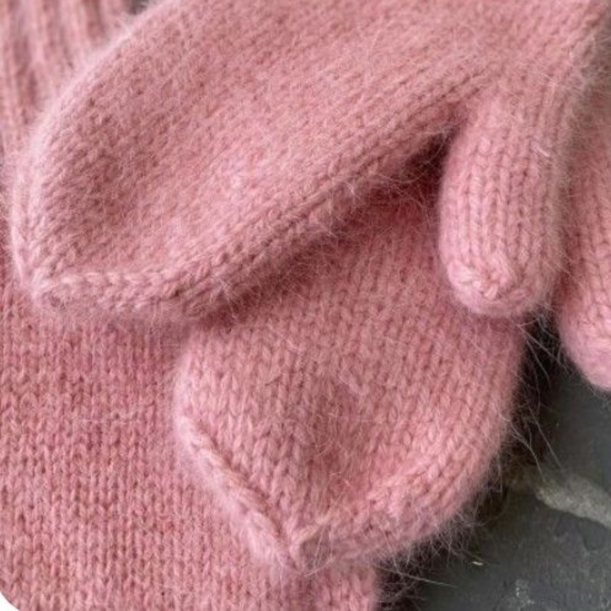 Ручная работа варежки связаны из пряжи пух норки