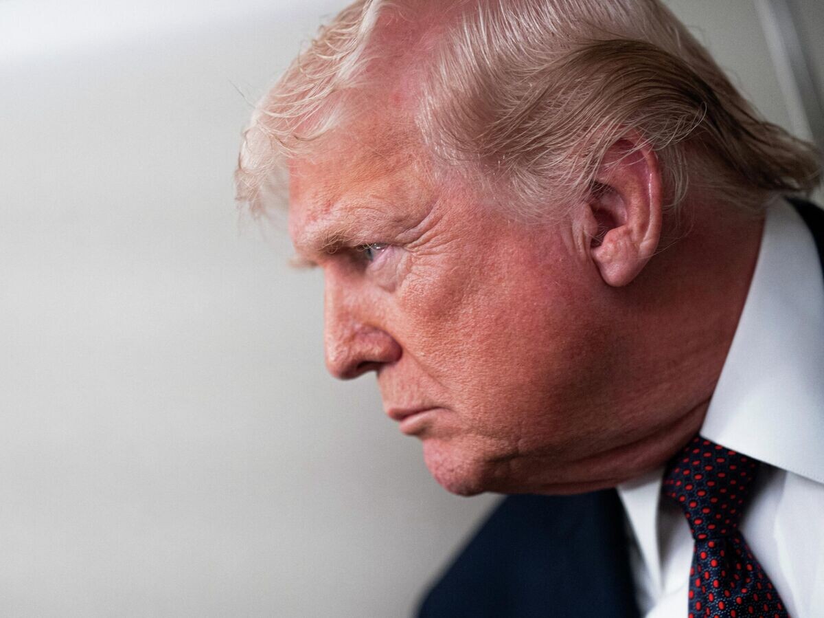    Президент США Дональд Трамп отвечает на вопросы журналистов на борту самолета Air Force One | © REUTERS / Nathan Howard