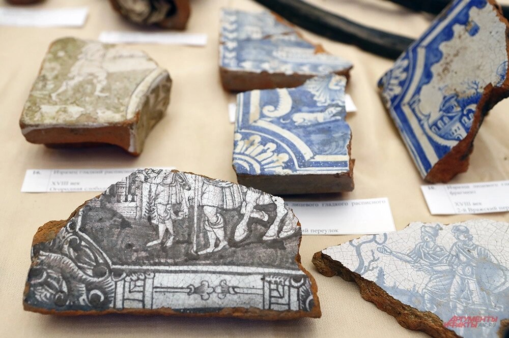    «Печь в доме – это не только источник тепла, но и источник обучения, – подчеркнул Алексей Емельянов. – Ведь археологам предстоит расшифровать фразу на одном из найденных фрагментов печки». Эти «кусочки» XVI–XVII веков пополнят коллекции московских музеев. Самый поздний фрагмент выполнен в голландской технике обработки изразцов, привезённой Петром I. Фото: АиФ/ Игорь Харитонов