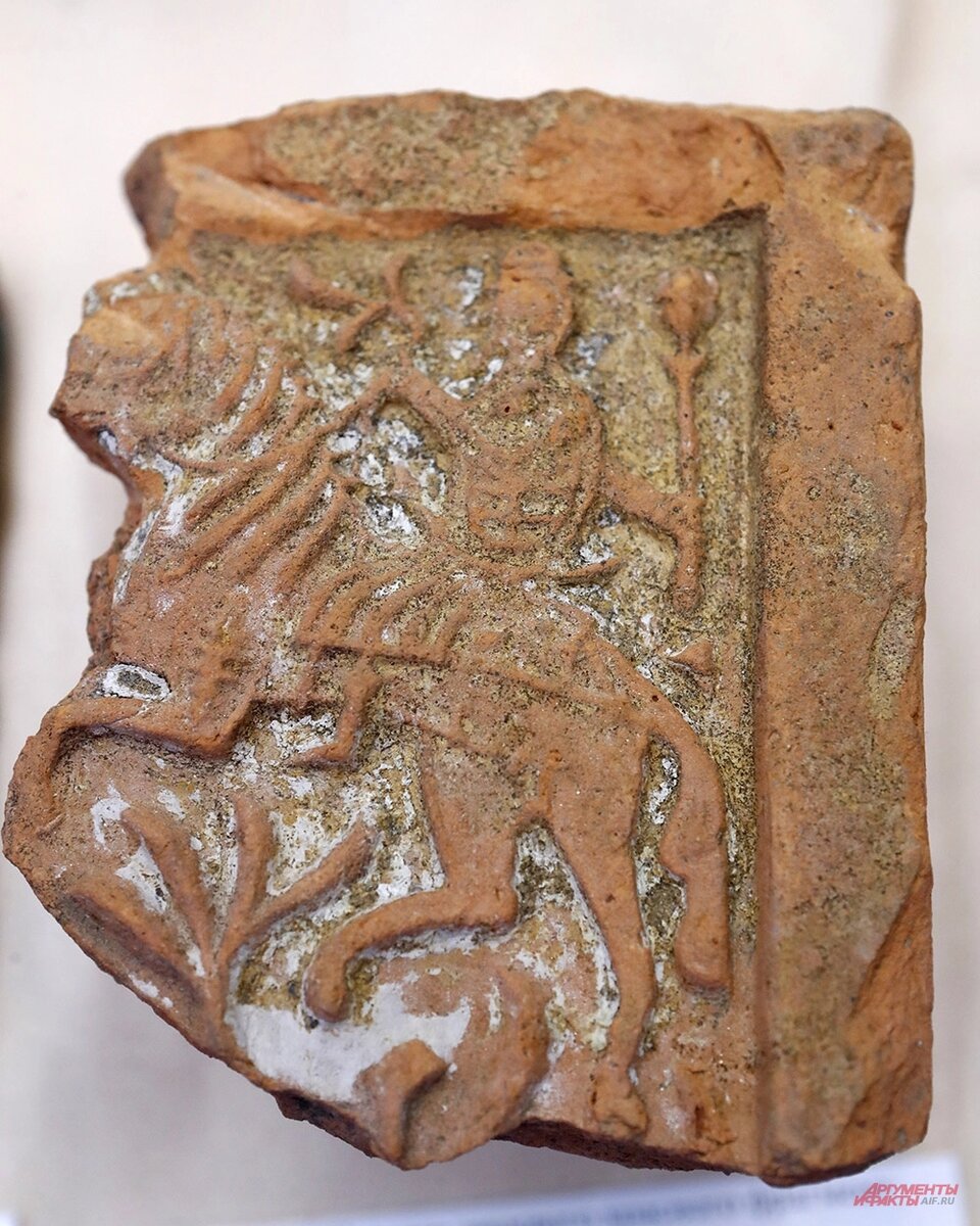    Специалисты нашли изразец с лошадью. Вот такое доброе предзнаменование перед наступлением года Лошади! Фото: АиФ/ Игорь Харитонов